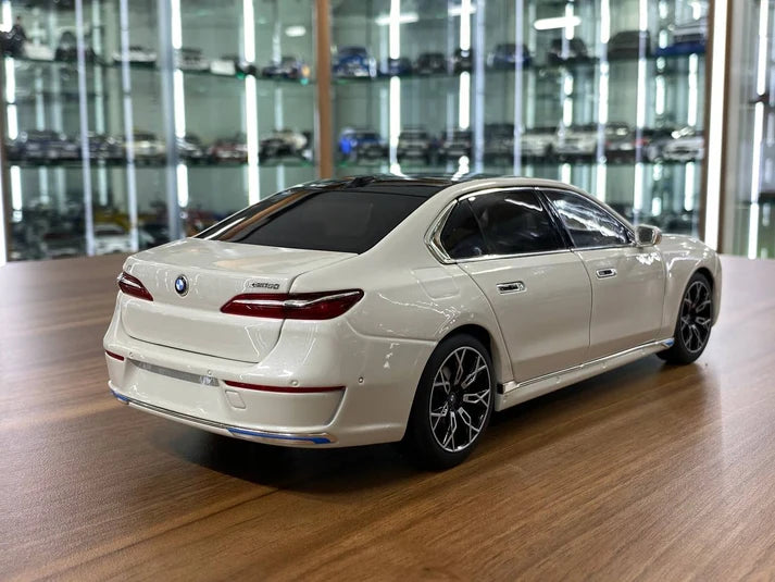 BMW i7 GT 1:24 Die Cast Car